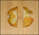 Coupez chaque dessus de gâteau en deux pour représenter les ailes. 