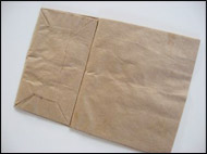 Utilisez les ciseaux pour enlever quelques pouces au bas du sac en papier pour donner un air plus potelé à votre grenouille.