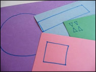 Dessinez les formes suivantes sur le papier de construction pour débuter : un grand cercle, un rectangle, un carré, quatre petits triangles et un cercle plus petit (pas montré).