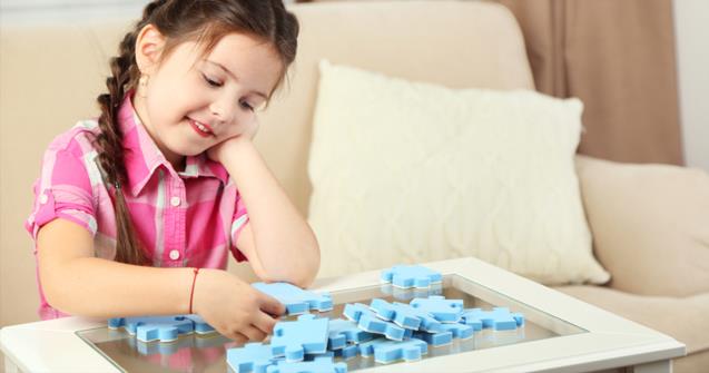 Construire un casse-tête adapté pour les poupons, activités pour enfants de  0 à 18 mois.