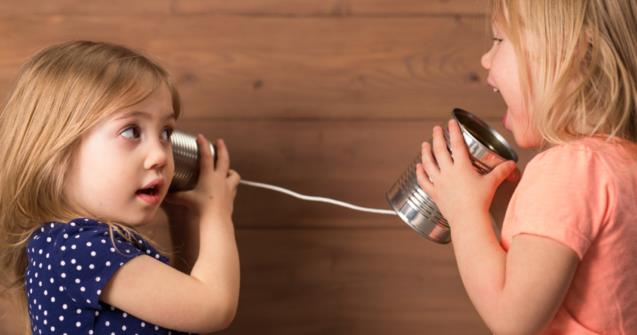 Deux verres et une ficelle pour faire parler les enfants 
