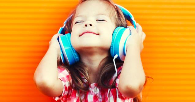 Enfant Asiatique De 10 Ans Appréciant L'écoute De La Musique
