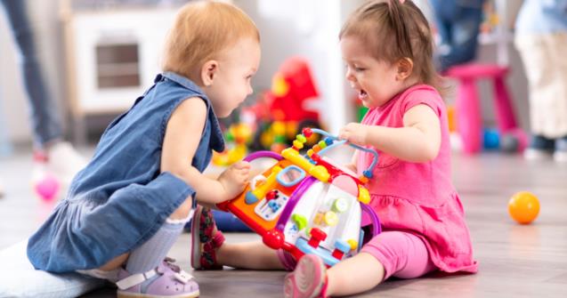 Elle ne sait pas jouer en équipe, elle arrache les jouets, psychologie  enfants.