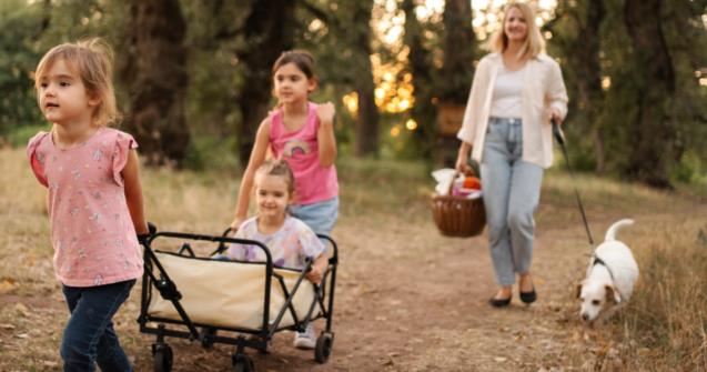 Faire une promenade avec les enfants