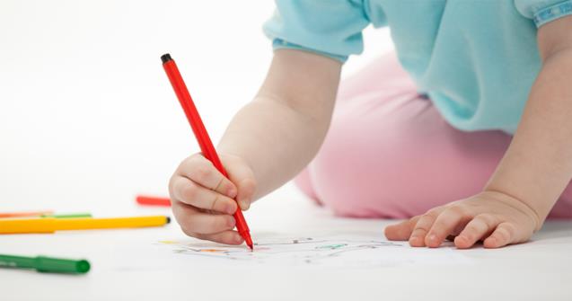 Crayons De Couleur Sur Mur Blanc Crayons Pour Usage Scolaire Ou  Professionnel. Instruments De Dessin Pour Créer Des Images