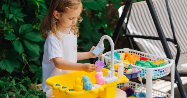 Le lavage des jouets à lextérieur