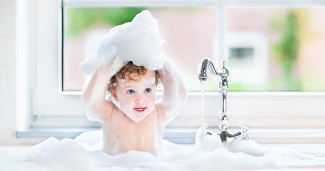 Un Petit Enfant Se Baigne Dans Un Bain Moussant