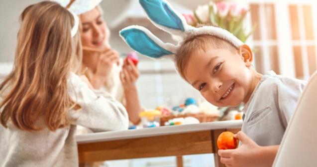 Pâques en petite enfance : une fête à vivre avec les sens