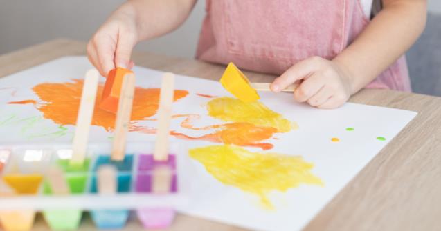 Peinture avec des glaçons colorés