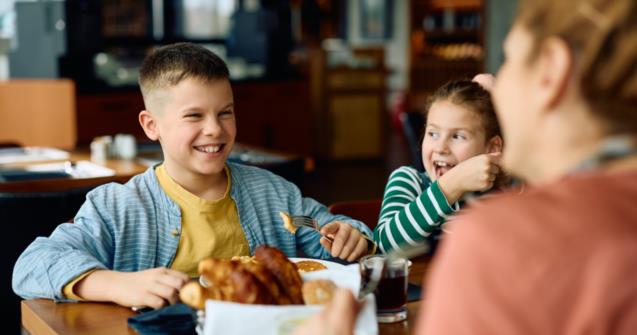 Pratiquer des sorties sociales avec votre enfant autiste : expériences au restaurant et à l'épicerie