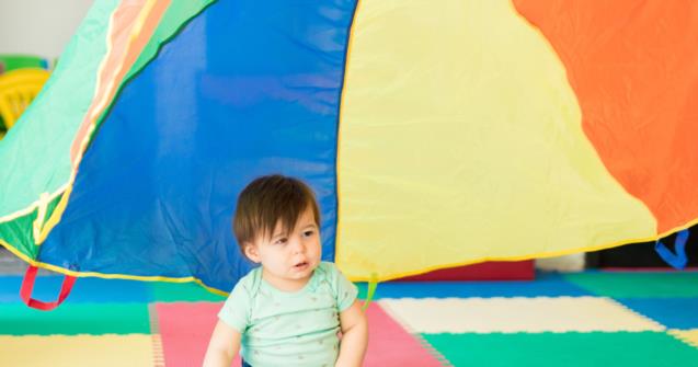 Thème sur le parachute avec les poupons et trottineurs