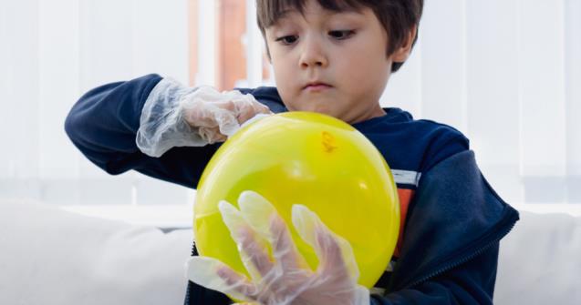 Une aiguille dans un ballon, activités scientifiques pour les enfants.