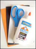 1. Rassemblez votre matériel. Vous aurez besoin de « Fun foam » (orange, noir, et blanc), des ciseaux, un stylo et de la colle.