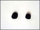 5. Découpez deux petits yeux dans le « Fun foam » noir restant.