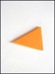 7. Découpez un petit triangle orange pour le bec.
