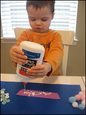 Remettez les languettes de papier et la colle aux enfants.