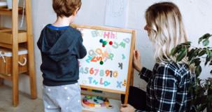 Apprendre à lire aux enfants autistes : 3 activités en service de garde