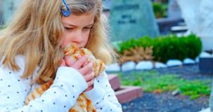 Comment aborder le deuil avec les enfants?