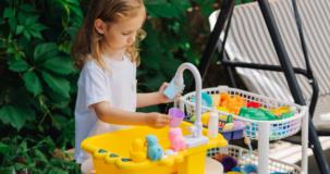 Le lavage des jouets à lextérieur