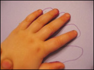 4. Tracez et découpez la main de chaque enfant.