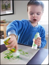 Demandez aux enfants de peinturer ou colorier le trèfle.